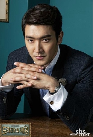 최시원(가수/슈퍼주니어)
남성 아이돌그룹 슈퍼주니어의 최시원이 ‘드라마의 제왕’으로 브라운관 복귀를 알린다. 명실공히 최고의 한류 스타 역할이다. 최시원은 10월 31일 오후 2시 서울 양천구 목동 SBS에서 열린 새 월화드라마 ‘드라마의 제왕’(극본 장항준 이지효, 연출 홍성창)의 제작발표회에서 “실제 최시원과는 전혀 다른 강현민 역을 맡았다.