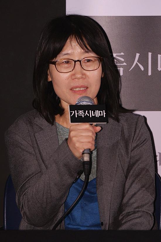 신수원(영화감독)
옴니버스영화 ‘가족시네마-순환선’의 신수원 감독이 제 65회 칸영화제 비평가주간 카날플러스상을 수상한 소감을 전했다. 신 감독은 10월 31일 오후 4시 서울 CGV왕십리에서 ...(‘순환선’, ‘별모양의 얼룩’, ‘E.D. 571’, ‘인 굿 컴퍼니’) 모두 어렵게 개봉을 하게 됐는데 수상 당시에도 국내에서 개봉될 줄 몰랐다”고 말했다 그는 이어 “‘가족...