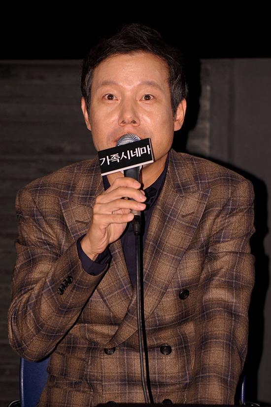 정인기(배우)
옴니버스영화 ‘가족시네마-순환선’에 출연한 배우 정인기가 작품에 대한 애정을 드러냈다. 정인기는 10월 31일 오후 4시 서울 CGV왕십리에서 열린 ‘가족시네마’ 언론시사회에 ... 그는 이어 “불확실한 미래에 대한 감정을 가질 수 있는 시간을 겪었기에 그만큼 이번 영화가 공감된다”며 “때문에 감정을 표현해내는데 어렵지 않았다”고 덧붙였다.