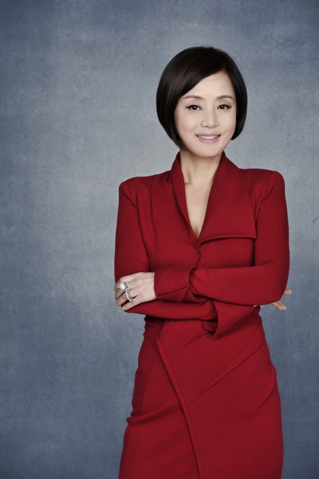 장미희(배우)
배우 장미희(사진)가 MBC 새 일일드라마 ‘오자룡이 간다’(극본 김사경, 연출 최원석ㆍ이재진)에 출연한다. 2004년 ‘황태자의 첫사랑’ 이후 8년만의 안방극장 나들이다. 장미희는 31일 “일일연속극은 처음이라 새로운 시청자층을 찾아뵌다는 느낌이 든다.