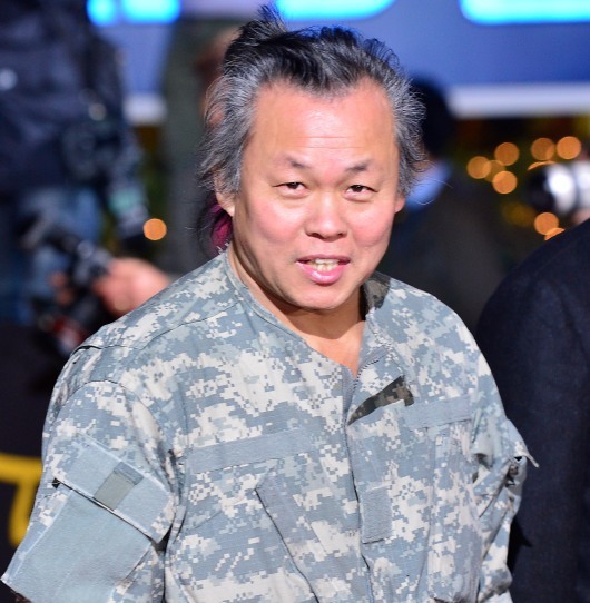 김기덕(영화감독)
Director Kim Ki-duk arrives at the 49th Daejong Film Awards at KBS Hall on Tuesday. (Yonhap News)