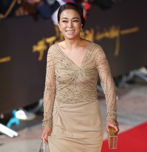 조민수(배우)
Cho Min-soo walks the red carpet at the 49th Daejong Film Awards at KBS Hall on Tuesday. She won Best Actress for her performance in Kim Ki-duk’s “Pieta.” (Yonhap News)