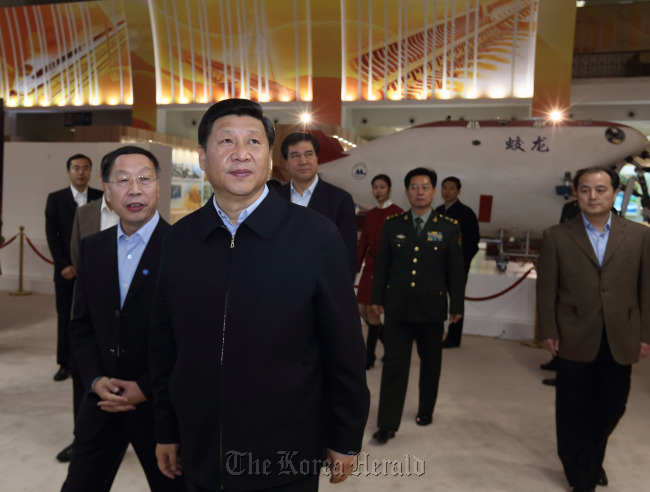 Chinese Vice President Xi Jinping (front) visits an exhibition featuring China's progress in political, economic, cultural and ecological spheres over the past decade in Beijing on Oct. 26. (Xinhua-Yonhap News)