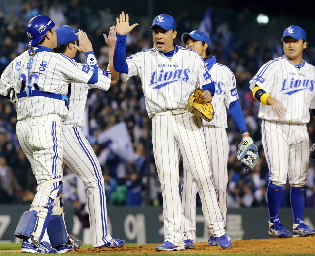 Samsung players cheer as they crash SK by 2:1 on Wednesday in Jamsil Stadium in Seoul. (Yonhap News)