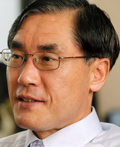 현병택(기업인/머니투데이방송 대표)
현병택 한국외국어대학교 국제통상학과 동문회장(머니투데이방송 대표)은 오는 3일 오후 5시 서울 이문동 본관 스카이라운지에서 ‘홈커밍데이’를 개최한다고 1일 밝혔다. 이번 행사는 학생회와 함께 학과 창립 39주년을 기념해 ‘후배와 선배의 아름다운 동행’이라는 주제로 진행된다.