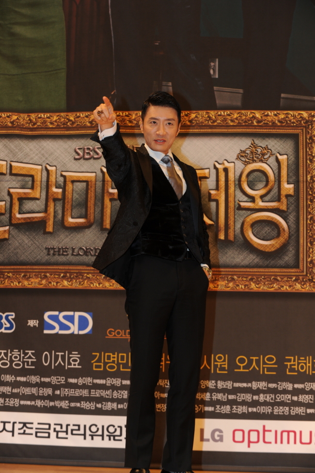 김명민(배우)
‘청담동 앨리스’가 SBS에서 첫 전파를 탄다. 공교롭게도 두 드라마의 주연인 김명민(드라마의 제왕)과 문근영(청담동 앨리스)은 같은 해에 연기대상을 수상했던 배우들이다.... 김명민 [사진 제공=SBS] ‘베토벤 바이러스’ 이후 4년 만에 브라운관으로 돌아온 김명민은 ‘드라마의 제왕’에서 돈 밖에 모르는 드라마 제작사 대표 ‘앤서니 김’을 연기한다
배우 김명민 [사진 제공=SBS]
배우 김명민 [사진 제공=SBS]
배우 김명민 [사진 제공=SBS]