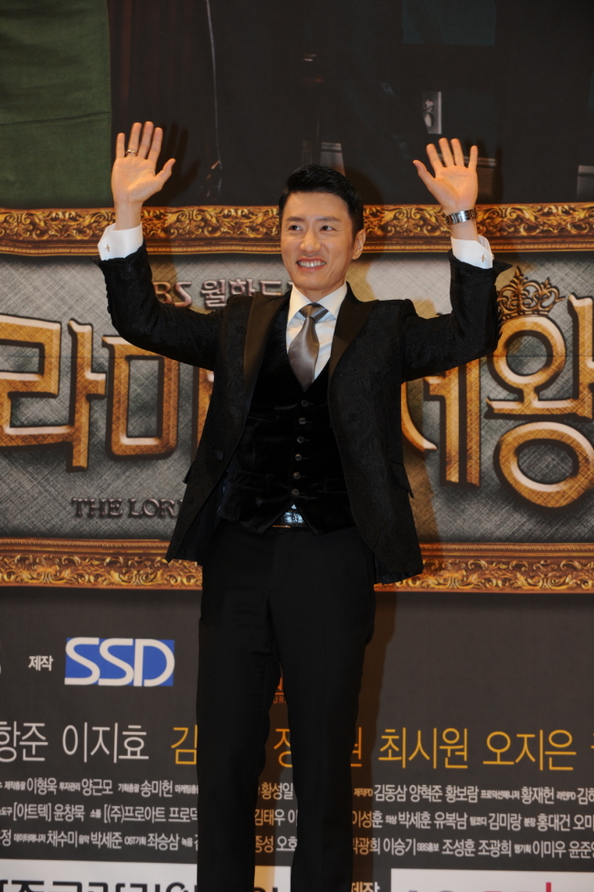 김명민(배우)
‘청담동 앨리스’가 SBS에서 첫 전파를 탄다. 공교롭게도 두 드라마의 주연인 김명민(드라마의 제왕)과 문근영(청담동 앨리스)은 같은 해에 연기대상을 수상했던 배우들이다.... 김명민 [사진 제공=SBS] ‘베토벤 바이러스’ 이후 4년 만에 브라운관으로 돌아온 김명민은 ‘드라마의 제왕’에서 돈 밖에 모르는 드라마 제작사 대표 ‘앤서니 김’을 연기한다
배우 김명민 [사진 제공=SBS]
배우 김명민 [사진 제공=SBS]
배우 김명민 [사진 제공=SBS]
