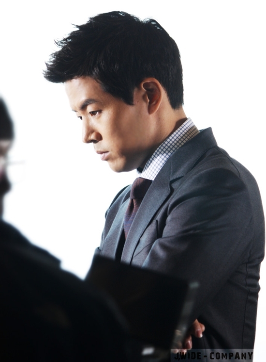 이상윤(배우)
배우 이상윤의 훈훈한 촬영장 사진이 공개돼 팬들의 눈길을 끌고 있다. 11월 1일 오전 이상윤의 소속사 측은 KBS2 주말드라마 ‘내 딸 서영이’에 출연 중인 이상윤의 촬영장 ...사고로부터 자신을 구해 준 삼재(천호진 분)에게 회사 일자리를 주선해줬다.