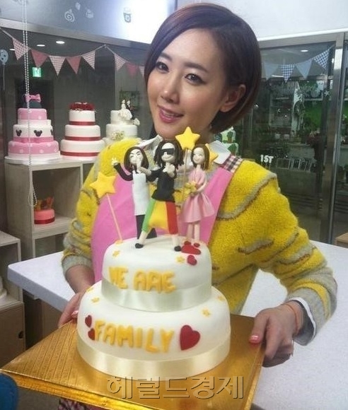별(김고은/가수)
가수 별이 예비신랑 하하와 융드옥정을 위해 가족 케이크를 준비했다. 별은 지난달 30일 자신의 트위터를 통해 “짜잔. 이 케이크는 누굴 위한...