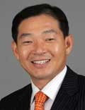 이해준(언론인)
홀 중앙에 낡은 당구대가 놓여 있는 스코틀랜드의 한 허름한 펍. 좌절에 빠진 청년들이 말끝마다 질퍽한 상소리를 섞어가며 넋두리를 늘어놓는다. 이들은 이라크전에 투입됐던 스코틀랜드...해학적으로 표현한 것도 한판의 마당극을 연상시켰다.