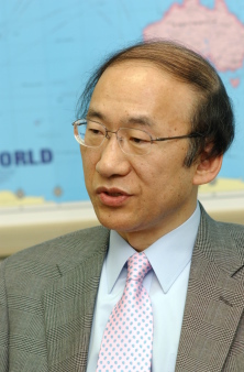 윤병세(전 청와대외교안보수석)
박근혜 새누리당 대선 후보 진영엔 의외로 과거 참여정부, DJ 시절 인사가 다수 포진해있다. 그중 윤병세 박근혜 캠프 외교통일 추진단장(59)은 노무현 전 대통령 시절 청와대 외교안보수석을 지냈던 인사로, 이번 대선에선 박 후보의 외교통일 정책을 지원한다