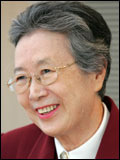 윤후정(이화여자대학교 명예총장)
윤후정 이화여자대학교 명예총장(80세)이 올해의 목촌법률상(牧村法律賞) 수상자로 선정됐다. 윤후정 명예총장은 한국 최초의 여성 헌법학자로서 헌법에 양...장, 학교법인 이화학당 이사장을 역임하며 한국 여성교육의 발전을 위해 헌신해 왔다.