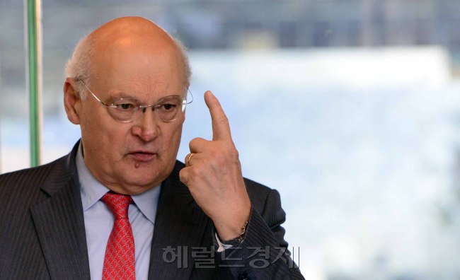 스테파노 자마니(Stefano Zamagni/교수)
협동조합 분야의 세계적 석학 스테파노 자마니(Stefano Zamagni) 이탈리아 볼로냐대 교수(경제학)는 1일 서울 플라자호텔에서 기자간담회를 갖고 “다음달 대선을 앞두고 모든 후보들이 경제민주화를 주창하고 있는 것을 알고 있는데, 한국 사회가 정치적으로 건강하다는 의미로 생각한다”고 말했다.
협동조합기본법 시행을 한 달 앞두고 가진 이날 간담회에서 자마니 교수는 “역사적으로 정치가 경제를 우위해왔는데 최근 25년동안엔 경제가 정치를 우위하게 됐다”며 “이젠 정치가 경제를 지원하는 역할을 하고 있는 상황”이라고 말했다.