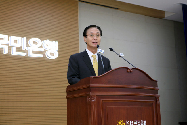 민병덕(금융인/KB국민은행장)
민병덕 KB국민은행장 은 1일 “과거에는 자산이 많고, 이익을 많이 시현하는 은행이, 또 고객이 가장 많은 은행이 리딩뱅크였지만 현재는 안정적 경영을 통해 ‘사회적 책임’을 강화해 나감으로써 고객의 신뢰를 이끌어 내는 것이 중요하다” 면서 “금융의 새로운 리더십을 KB국민은행이 이끌어 나가야 한다”고 밝혔다.