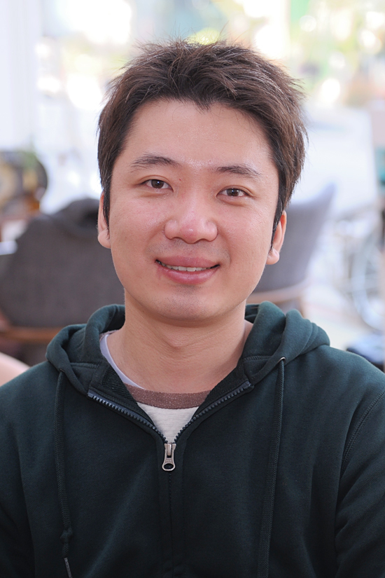 조성희(영화감독)
영화 ‘늑대소년’에 대한 관객들의 반응이 뜨겁다. ‘꽃미남’ 송중기의 파격적인 변신과 보호본능을 자극하는 박보영, 그리고 연민을 자아내는 악인으로 변신한 유연석, 푼수지만 마음만은 따뜻한 엄마 장영남까지 배우들의 열연에 대한 호평이 쏟아지고 있다.