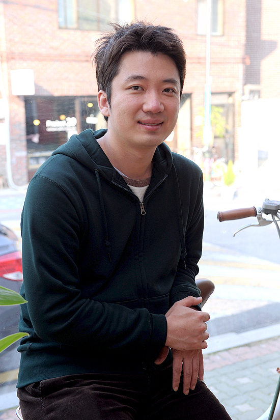 조성희(영화감독)
영화 ‘늑대소년’에 대한 관객들의 반응이 뜨겁다. ‘꽃미남’ 송중기의 파격적인 변신과 보호본능을 자극하는 박보영, 그리고 연민을 자아내는 악인으로 변신한 유연석, 푼수지만 마음만은 따뜻한 엄마 장영남까지 배우들의 열연에 대한 호평이 쏟아지고 있다.