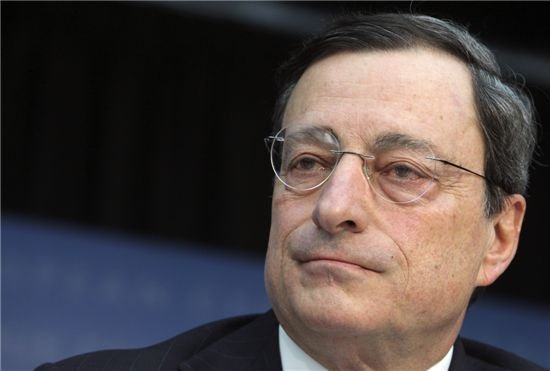 마리오 드라기(Mario Draghi/금융인/유럽중앙은행 총재)
마리오 드라기 유럽중앙은행(ECB) 총재가 취임 후 지난 1년간 ‘꼭 해야 할 일’은 무리없이 해냈지만 유로존(유로화 사용 17개국)의 수호자다운 면모를 보여주지는 못했다는 지적이 나왔다. 파이낸셜타임스(FT)는 1일(현지시간) “작년 11월 1일 취임한 드라기 총재는 중앙은행 금리조정 등 기본적으로 해야 할 일은 현재까지 성공적으로 해냈다”며 “그러나...
