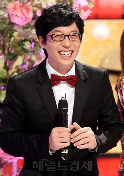 유재석(개그맨/MC)
동료 연예인들 중심으로 결혼식 사회를 가장 많이 보는 사람으로 유명한 ‘국민MC’ 유재석, 그는 가장 바쁜 연예인 중 한 명이다. 그가 지금까지 결혼식장...약속했고 지난 9월 유재석은 8년이 지난 이 약속을 지켜 동료와의 의리를 과시한 것. 결혼식 사회를 안 봐도 바쁠 유재석이 왜 이 처럼 주말마다 사회를 보러 뛰어다니는걸까.