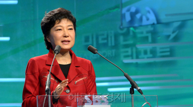 박근혜 새누리당 대선후보가 1일 오전 신라호텔에서 열리는 SBS 주최 제10차 미래한국리포트 '착한성장사회를 위한 리더십'에 참석해 앵커의 질문에 답변하고 있다.박현구기자.phko@-2012.11.01.