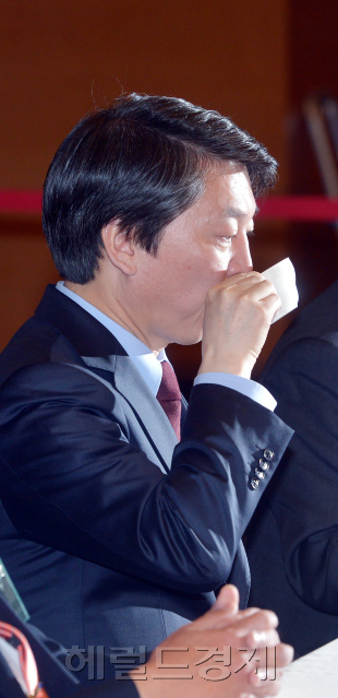 안철수(기업인/교수)
대선을 48일 앞두고 후보들의 경쟁이 치열해지는 가운데 안철수 후보가 무소속 후보의 고충을 털어놨다. 안철수 대선 후보는 지난 31일 서울 종로구 공평동 캠프에서 열린 후윈회에 참여해 무소속 후보에 대한 어려움을 솔직히 토로했다.