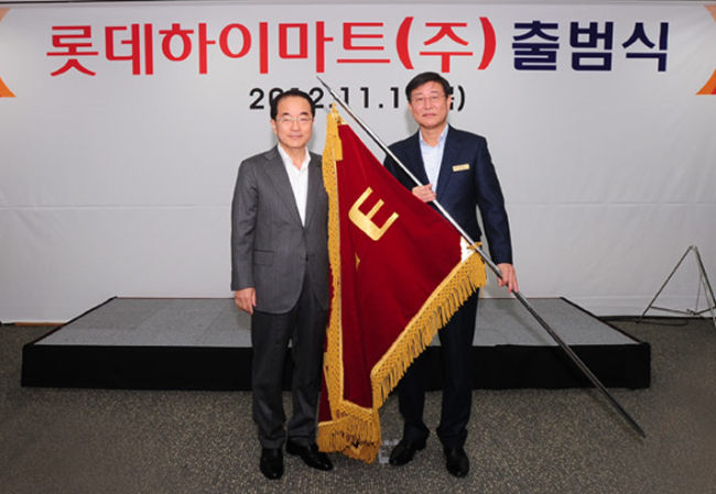 <YONHAP PHOTO-1036> 롯데하이마트 출범식 (서울=연합뉴스) 1일 롯데하이마트 서울 대치동 본사에서 열린 출범식에서 이인원 롯데그룹정책본부 부회장과 한병희 롯데하이마트 대표이사가 사기를 들고 포즈를 취하고 있다. <<롯데그룹 제공>> 2012.11.1/2012-11-01 12:00:32/ <저작권자 ⓒ 1980-2012 ㈜연합뉴스. 무단 전재 재배포 금지.>
Lee In-won (left), vice chairman of Lotte Group’s policy headquarters, poses with Lotte Hi-mart chief executive Han Byeong-hee on Thursday at Lotte Hi-mart’s Seoul headquarters to mark the launch of the merged entity.   Yonhap News
