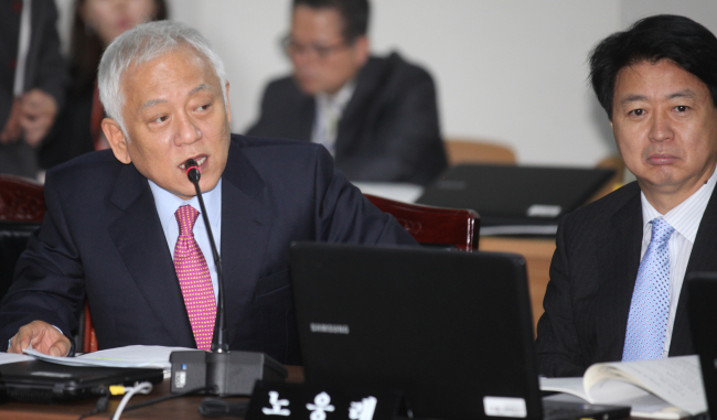 Rep. Kim Han-gil of the Democratic United Party speaks at a parliamentary session.   Yonhap News