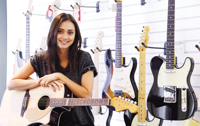“The Voice” America season one runner-up Dia Frampton receives a custom made Fender guitar at the Fender custom shop in Seoul. (Park Hae-mook/The Korea Herald)