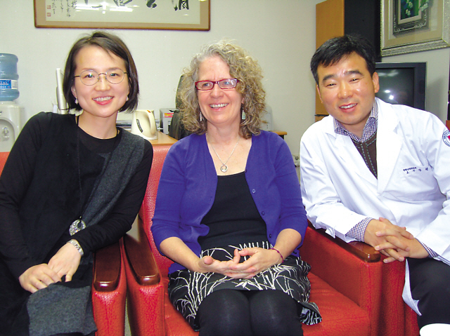 Oriental medicine doctors Seo Joo-hee (left) and Kang Hyung-won (right) pose with U.S.-based Hakomi therapist
Donna Roy at Wonkang University Oriental Medical Center, Gunpo, Gyeonggi Province, Tuesday. The Korea Herald