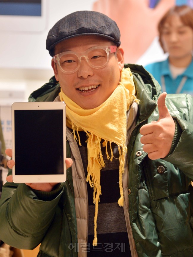 애플이 아이패드 미니를 출시한 2일 오전 서울 명동 프리스비매장 앞에 많은 사람들이 아이패드 미니를 사기위해 길게 줄을 서 있다. 이번에 출시된 아이패드 미니는 한국, 호주, 뉴질랜드등과함께 첫 출시 되었다. 서울 영등포에서 온 1호 구매자 송태민씨가 아이패드미니를 들고 기뻐하고 있다.<br />이상섭 기자. babtong@heraldcorp.com 2012.11.02
애플이 아이패드 미니를 출시한 2일 오전 서울 명동 프리스비매장 앞에 많은 사람들이 아이패드 미니를 사기위해 길게 줄을 서 있다. 이번에 출시된 아이패드 미니는 한국, 호주, 뉴질랜드등과함께 첫 출시 되었다. 서울 영등포에서 온 1호 구매자 송태민씨가 아이패드미니를 들고 기뻐하고 있다.
이상섭 기자. babtong@heraldcorp.com 2012.11.02
애플이 아이패드 미니를 출시한 2일 오전 서울 명동 프리스비매장 앞에 많은 사람들이 아이패드 미니를 사기위해 길게 줄을 서 있다. 이번에 출시된 아이패드 미니는 한국, 호주, 뉴질랜드등과함께 첫 출시 되었다. 서울 영등포에서 온 1호 구매자 송태민씨가 아이패드미니를 들고 기뻐하고 있다.
이상섭 기자. babtong@heraldcorp.com 2012.11.02