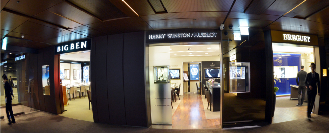 Foreign luxury brand shops at Galleria Department Store in southern Seoul on Thursday.   Kim Myung-sub/The Korea Herald