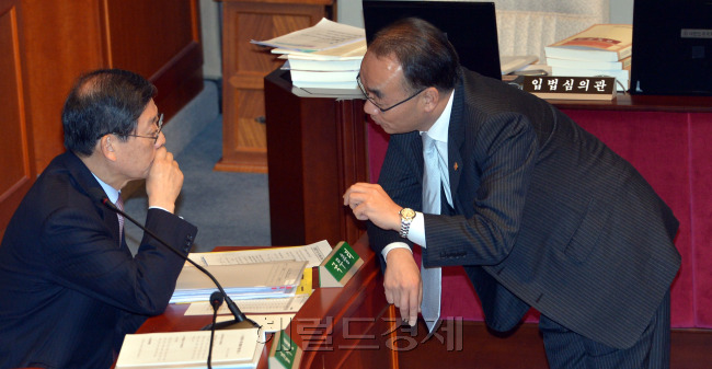 국회가 내년도 정부 예산안에 대한 심의에 착수하면서 본격적인 예산국회로 돌입했다. 2일 국무총리와 장관을 상대로 종합정책질의에 앞서 김황식 국무총리와 박재완 기재부 장관이 이야기하고 있다 . 박현구 기자phko@heraldcorp.com
국회가 내년도 정부 예산안에 대한 심의에 착수하면서 본격적인 예산국회로 돌입했다. 2일 국무총리와 장관을 상대로 종합정책질의에 앞서 김황식 국무총리와 박재완 기재부 장관이 이야기하고 있다 . 박현구 기자phko@heraldcorp.com