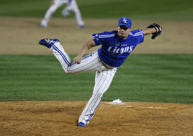 오승환(야구선수/삼성 라이온즈/투수)
In the Korean Series, Samsung closer Oh Seung-hwan pitched 3 2/3 scoreless innings while getting a pair of four-out saves.   Yonhap News