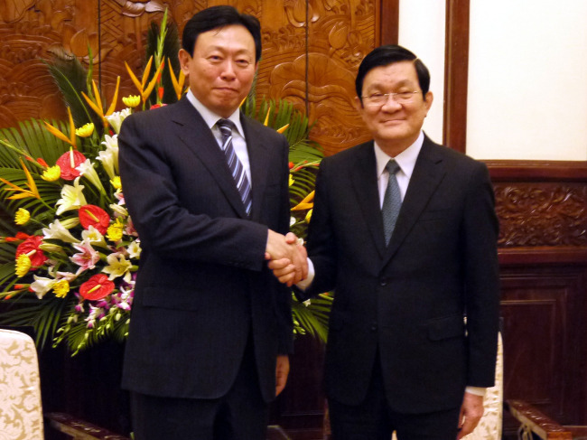 신동빈(기업인/롯데그룹 회장)
Lotte Group chairman Shin Dong-bin (left) shakes hands with Vietnamese President Truong Tan Sang during his visit to the presidential office in Hanoi on Thursday.   Yonhap News