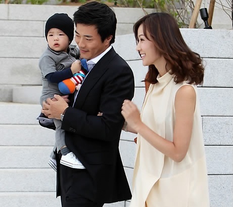 권상우(배우),손태영(배우)
South Korean actor Kwon Sang-woo, who is nearing the "happy age" of 36, is seen with his family in this undated photo. (Yonhap News)