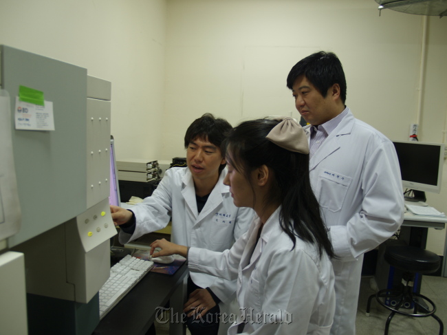 Bae Hyun-su (right) and his team in a lab testing the neuro-protective effects of bee venom on Parkinson’s disease.