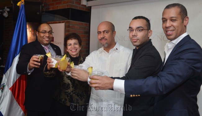 Dominican Ambassador to Korea Grecia Fiordalicia Pichardo makes a toast with a rum cocktail during an “Evening of Dominican Rum” at Alchemist Lounge in southern Seoul, Friday. From left are: Lasel Thomas, counsellor at the Dominican Embassy; Pichardo; Enmanuel Garcia, commercial manager at Vinicola del Norte; Alex Pina, counsellor at the Dominican Embassy; and Ernesto Torres-Pereyra, minister-counsellor and deputy chief of mission at the Dominican Embassy.   Lee Sang-sub/The Korea Herald