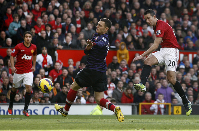 <YONHAP PHOTO-0133> Manchester United's Robin van Persie, right, scores past Arsenal's Thomas Vermaelen, center, during their English Premier League soccer match at Old Trafford Stadium, Manchester, England, Saturday, Nov. 3, 2012. (AP Photo/Jon Super)/2012-11-04 02:50:13/ <저작권자 ⓒ 1980-2012 ㈜연합뉴스. 무단 전재 재배포 금지.>
Manchester United’s Robin van Persie scores against Arsenal on Saturday.   AP-Yonhap News
LONDON (AP) ― Robin van Persie helped Manchester United to the top of the English Premier League on Saturday, punishing former club Arsenal with a goal in a 2-1 win as Chelsea’s 10-week stay at the summit came to an end.
Chelsea was held to a 1-1 draw at Swansea after conceding an 88th-minute equalizer to Spanish winger Pablo Hernandez, falling a point behind United after 10 games.
Manchester City could have joined United in leapfrogging the European champions but stayed third after failing to turn dominance into goals in a frustrating 0-0 draw at West Ham.
United is the form team of the three expected title contenders, and in Van Persie it now has the league’s top scorer after the Dutchman grabbed his eighth goal of the campaign to set the hosts on their way to a comfortable win at Old Trafford.
Van Persie’s low drive in the third minute, after poor defending by Thomas Vermaelen, was added to by Patrice Evra in the 67th, meaning United wasn’t forced to pay for Wayne Rooney’s missed penalty in first-half injury time.
“It’s the first time I’ve ever played against a former club, so it’s a special day,” said Van Persie, who refused to celebrate his goal against the side that sold him for 24 million pounds ($38 million) in August.
Everton conceded in the last minute in a 2-2 draw at Fulham but climbed a place to fourth above Tottenham, which was jeered off after surprisingly losing 1-0 at home to Wigan.
Norwich and Aston Villa moved clear of the bottom three by grinding out 1-0 victories, against Stoke and Sunderland respectively.
Italy
Inter Milan ended Juventus’ 49-match unbeaten streak in Serie A with a 3-1 comeback win over its bitter rival in “Italy’s derby” on Saturday and moved within one point of the lead.
For its ninth consecutive victory in all competitions, Inter also had to overcome questionable refereeing.
Chile midfielder Arturo Vidal put Juventus ahead after just 18 seconds, but replays clearly showed that Kwadwo Asamoah provided the cross while offside.
In the 12th minute, a goal from Inter forward Rodrigo Palacio was annulled for another questionable offside call, this time with replays indecisive.
Spain
Goals by Gonzalo Higuain, Angel di Maria, Michael Essien and Luka Modric secured Real Madrid a 4-0 home win against Zaragoza in the Spanish league.
Earlier, Barcelona’s 3-1 home win over Celta Vigo marked the Catalan club’s best start to the league in its 113-year history.
Higuain pounced on a save that Zaragoza goalkeeper Roberto Jimenez could not hang onto in the 23rd minute.
Two minutes later Di Maria did the same. Essien and Modric scored in the second half.
Germany
Bayern Munich bounced back from its only Bundesliga loss with a 3-0 win at Hamburger SV, while main rivals Borussia Dortmund and Schalke dropped points on Saturday.
Bastian Schweinsteiger, Thomas Mueller and Toni Kroos all scored as Bayern, which lost at home to Bayer Leverkusen last weekend, secured its first win in Hamburg since 2006.
Schweinsteiger broke the deadlock five minutes before the interval, when Kroos composed himself after Hamburg goalkeeper Rene Adler’s intervention, looked up, and crossed for his Germany teammate to score with a diving header at the far post.
France
French leader Paris Saint-Germain lost its unbeaten league record and had top scorer Zlatan Ibrahimovic sent off in a 2-1 home loss to Saint-Etienne.
An own goal from center back Mamadou Sakho gave the visitors the lead in the 55th minute, and striker Pierre-Emerick Aubameyang made it 2-0 in the 73rd.
Ibrahimovic was shown a straight red card in the 70th.
Manchester United’s Robin van Persie scores against Arsenal on Saturday.   AP-Yonhap News