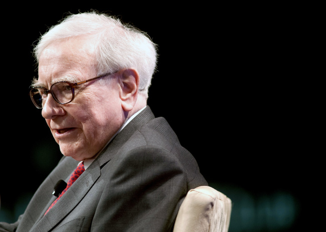 <YONHAP PHOTO-0130> FILE - In this Tuesday, June 5, 2012, file photo, Warren Buffett, chairman and CEO, of Berkshire Hathaway, Inc., speaks during the Economic Club of Washington's 25th anniversary celebration dinner in Washington. Billionaire investor Warren Buffett said Wednesday, Oct. 24, 2012, that the global economy is definitely slowing because of continued problems in Europe and the decline in Asia, but the U.S. economy is still improving modestly and business will improve regardless of who wins the presidential election. (AP Photo/Cliff Owen, File)/2012-10-25 02:03:07/ <저작권자 ⓒ 1980-2012 ㈜연합뉴스. 무단 전재 재배포 금지.>
Warren Buffett   AP-Yonhap News