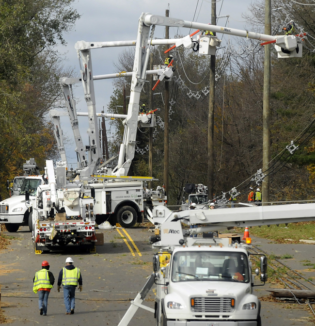 <YONHAP PHOTO-0268> Visiting utility crews from the St. Louis-based Ameren Corp. restring power lines after replacing numerous downed and broken poles along Bull Run Road in Hopewell Township, N.J. on Saturday Nov. 3, 2012 in the aftermath of Hurricane Sandy. (AP Photo/The Trentonian, Jackie Schear)/2012-11-04 06:44:54/ <저작권자 ⓒ 1980-2012 ㈜연합뉴스. 무단 전재 재배포 금지.>
Utility crews restore power lines in Hopewell Township, New Jersey, Saturday.   AP-Yonhap News