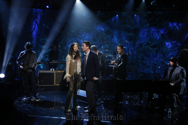 In this photo provided by NBC, from left, Steven Tyler, Jimmy Fallon, Mark Rivera, and Bruce Springsteen, perform during “Hurricane Sandy: Coming Together” Friday, Nov. 2, in New York. Hosted by Matt Lauer, the event is heavy on stars identified with New Jersey and the New York metropolitan area, which took the brunt of this week’s deadly storm.   AP-Yonhap News