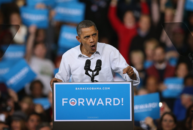 <YONHAP PHOTO-0452> MILWAUKEE, WI - NOVEMBER 03: U.S. President Barack Obama speaks to supporters during a campaign rally at the Delta Center on November 3, 2012 in Milwaukee, Wisconsin. Wisconsin is one of nine battleground states expected to determine the outcome of Tuesday's presidential election. Scott Olson/Getty Images/AFP== FOR NEWSPAPERS, INTERNET, TELCOS & TELEVISION USE ONLY ==../2012-11-04 10:48:50/ <저작권자 ⓒ 1980-2012 ㈜연합뉴스. 무단 전재 재배포 금지.>