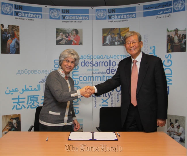 Asian Nanum Foundation chairman Chung Chin-hong (right) shakes hands with UNV executive coordinator Flavia Pansieri after signing an MOU for the launch of the UNV Internship Program in Korea on Saturday, Bonn, Germany.