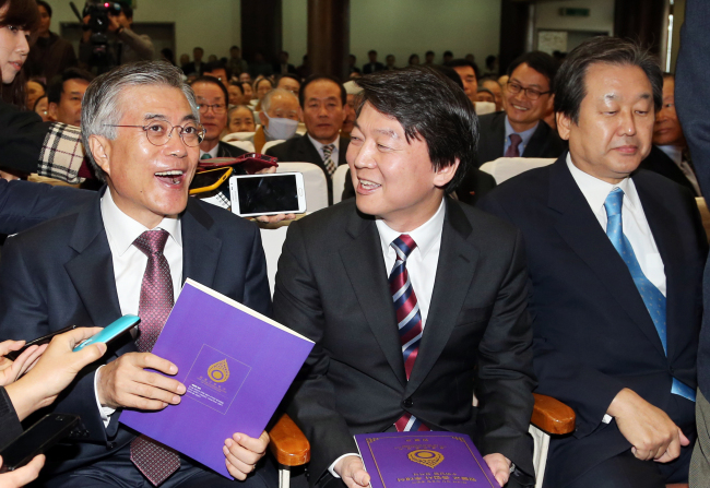 <YONHAP PHOTO-0671> 무슨얘기? (익산=연합뉴스) 이정훈 기자 = 민주통합당 문재인 대선후보와 무소속 안철수 대선후보가 4일 오전 전북 익산시 원불교중앙총부에서 열린 원불교 종법사 추대식에 참석, 대화하고 있다. 사진 오른쪽은 새누리당 박근혜 대선후보 대신 참석한 김무성 총괄선대본부장. 2012.11.4 uwg806@yna.co.kr/2012-11-04 13:51:56/ <저작권자 ⓒ 1980-2012 ㈜연합뉴스. 무단 전재 재배포 금지.>
Democratic United Party presidential candidate Moon Jae-in (left) and independent candidate Ahn Cheol-soo share a laugh as they attend a ceremony at the Won-Buddhism Headquarters in Iksan Holy Land, North Jeolla Province, Sunday. On Ahn’s right is Kim Moo-sung, chief of Saenuri Party presidential candidate Park Geun-hye’s general election measures headquarters.   Yonhap News