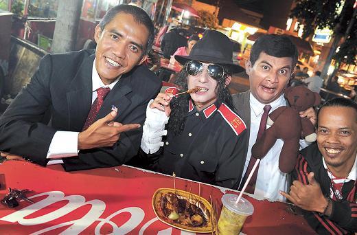 Ilham Anas, who found fame impersonating U.S. President Barack Obama in Indonesia four years ago, poses with his compatriot lookalikes of late U.S. singer Michael Jackson, British comedian Mr. Bean and Brazilian football star Ronaldinho in Jakarta last Tuesday. (AFP-Yonhap News)