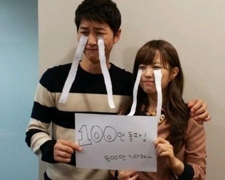 송중기(배우),박보영(배우)
‘늑대소년 100만 돌파’ 소식에 배우 송중기 박보영이 인증샷을 올렷다.
영화 ‘늑대소년’은 개봉 5일 만에 100만 관객을 돌파하며 큰 인기를 몰고 있다.
이에 ‘늑대소년’ 측은 지난 4일 공식 트위터를 통해 송중기 박보영의 100만 기념 인증샷을 공개해 눈길을 끌었다.
사진에서 송중기와 박보영은 ‘100만 돌파! 800만 기다려’라는 문구가 적인 피켓을 들고 흰 종이를 눈 아래에 붙여 감격의 눈물을 표현하고 있다.