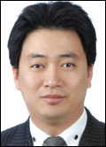 권오승(코트라 워싱턴 무역관)
미 연방정부 조달시장은 연간 조달총액이 5000억 불을 초과하는 세계 최대 규모의 시장으로 이는 우리나라의 한 해 총 수출액(2011년 기준 약 5500억불)과 맞먹는 수준이다. 지난 2008년 금융위기 발생 전까지 매년 평균 10% 이상 큰 폭으로 성장해온 유망시장이다. 최근에 재정적자 해소를 위해 국방비 감축이 논의되고 있지만 무기류를 제외한 여타 제품 구매에는 큰 변화가 없을 것이라는 전망이 많다.