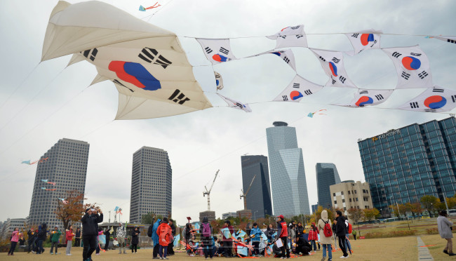 한국연협회는 4일 서울 여의도 한강시민공원 너른들판에서 제12회 서울특별시장 대상 서울시민 연날리기 대회를 열어 시민들이 태극기 연 등 각양각색의 연을 날리고 있다.<br />김명섭 기자 msiron@heraldcorp.com
한국연협회는 4일 서울 여의도 한강시민공원 너른들판에서 제12회 서울특별시장 대상 서울시민 연날리기 대회를 열어 시민들이 태극기 연 등 각양각색의 연을 날리고 있다.
김명섭 기자 msiron@heraldcorp.com
한국연협회는 4일 서울 여의도 한강시민공원 너른들판에서 제12회 서울특별시장 대상 서울시민 연날리기 대회를 열어 시민들이 태극기 연 등 각양각색의 연을 날리고 있다.
김명섭 기자 msiron@heraldcorp.com