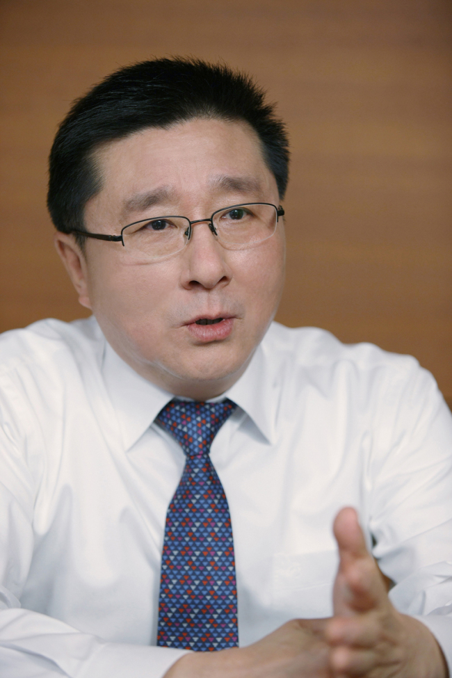 한상범(기업인/LG디스플레이 대표)
LG디스플레이(이하 LGD)가 비전과 목표, ’전체 최적화‘를 강조한 핵심역량의 강화등 회사의 철학을 가다듬고 조직다지기에 나서고 있다. 디스플레이 산업의 새틀이 짜여지는 시기에 ‘수익성 높은 회사’라는 과거의 목표를 넘어 시장을 선도하고 미래를 역동적으로 창출하는 회사로 거듭나겠다는 포부가 담겼다.
