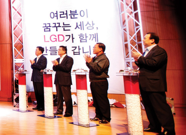 한상범(왼쪽에서 두번째/기업인/LG디스플레이 대표)
LG디스플레이(이하 LGD)가 비전과 목표, ’전체 최적화‘를 강조한 핵심역량의 강화등 회사의 철학을 가다듬고 조직다지기에 나서고 있다. 디스플레이 산업의 새틀이 짜여지는 시기에 ‘수익성 높은 회사’라는 과거의 목표를 넘어 시장을 선도하고 미래를 역동적으로 창출하는 회사로 거듭나겠다는 포부가 담겼다.