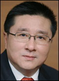 한상범(기업인/LG디스플레이 대표)
LG디스플레이(이하 LGD)가 비전과 목표, ’전체 최적화‘를 강조한 핵심역량의 강화등 회사의 철학을 가다듬고 조직다지기에 나서고 있다. 디스플레이 산업의 새틀이 짜여지는 시기에 ‘수익성 높은 회사’라는 과거의 목표를 넘어 시장을 선도하고 미래를 역동적으로 창출하는 회사로 거듭나겠다는 포부가 담겼다.
